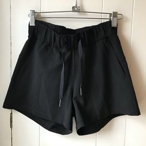 Lululemon On the Fly Short Woven NWOT size 2
